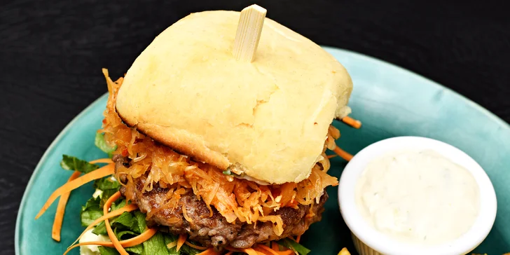 Iberico kimchi burger: maso z černých vepřů, kimchi zelí, hranolky a yuzu majonéza