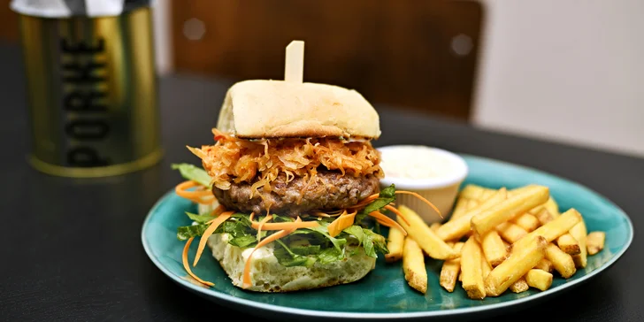 Iberico kimchi burger: maso z černých vepřů, kimchi zelí, hranolky a yuzu majonéza