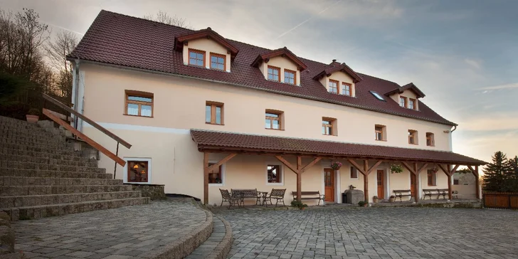 Romantika blízko Karlových Varů: bazén, wellness procedury a polopenze