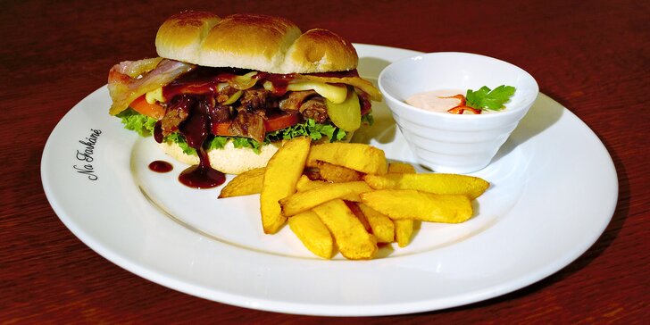 Burger s trhanou hovězí plecí v bramborové bulce a domácí hranolky pro 1 i 2 osoby