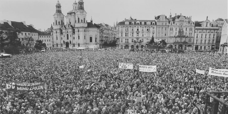 Koncert pro Paměť národa ve Foru Karlín: Langerová, Klus, Poláková, Hudba Praha aj.