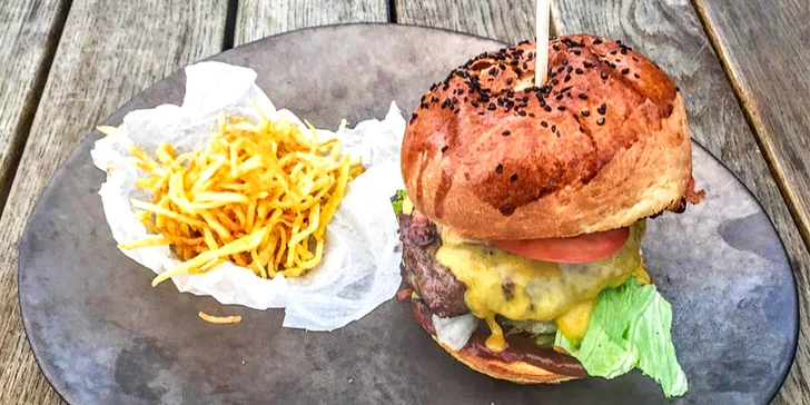 Cheeseburger s hovězím masem, čedarem, slaninou a bramborovou slámou