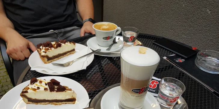 Oslaďte si život: káva a dezert v Atrium Café podle výběru pro 1 i 2 osoby