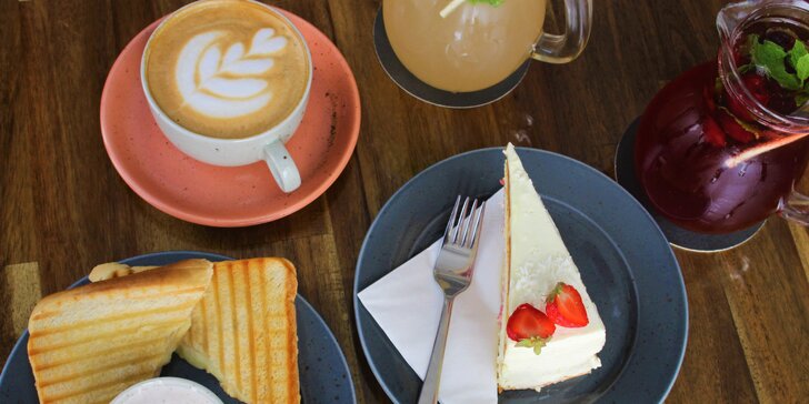 Zajděte posedět do kavárny: káva, zákusek, toast i domácí limonáda dle výběru