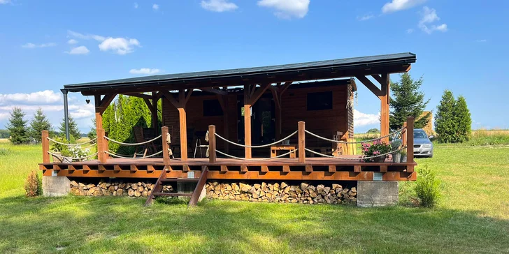 Vyspíte sa na manželskej posteli s pohodlným matracom (160 × 200 cm) a posteľnou bielizňou, o hygienu sa postará sprchovací kút a WC.