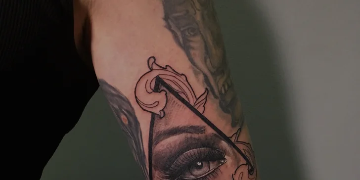 Nové tetování v profesionálním studiu Bronx ink