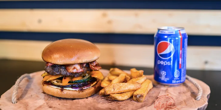 Parádní jídlo do ruky: burger podle výběru, hranolky a nápoj pro 1 i 2 osoby