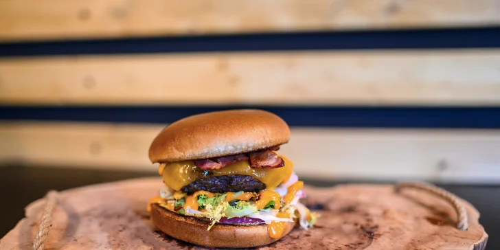 Parádní jídlo do ruky: burger podle výběru, hranolky a nápoj pro 1 i 2 osoby