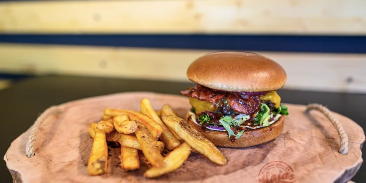 Parádní jídlo do ruky: burger podle výběru, hranolky a nápoj pro 1 i 2 osoby