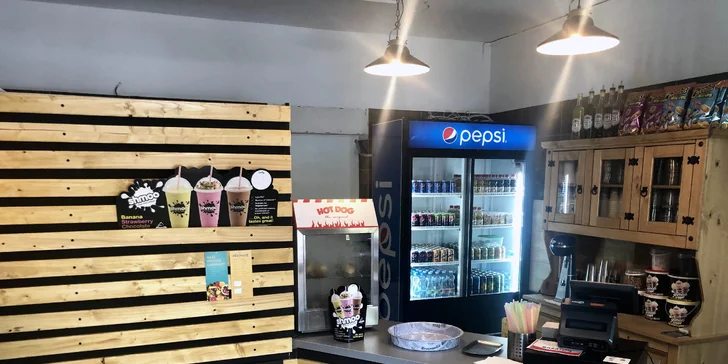 Parádní jídlo do ruky: burger podle výběru, hranolky a nápoj pro 1 i 2 osoby