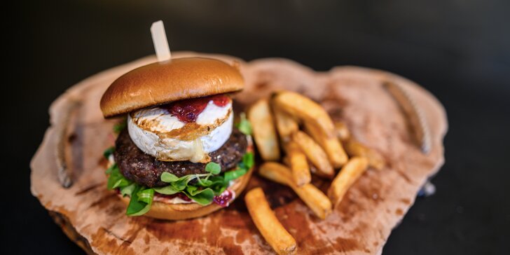 Parádní jídlo do ruky: burger podle výběru, hranolky a nápoj pro 1 i 2 osoby