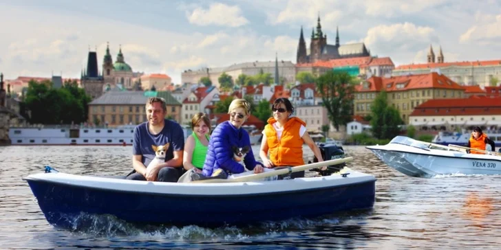 Praha z hladiny řeky: pronájem motorové lodi na Vltavě na 60–90 minut