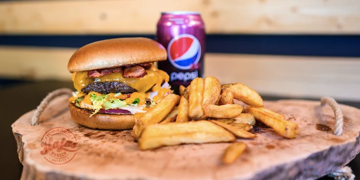 Parádní jídlo do ruky: burger podle výběru, hranolky a nápoj pro 1 i 2 osoby