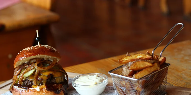 Burger s hovězím masem a hranolky: výběr ze 3 druhů, domácí bulka