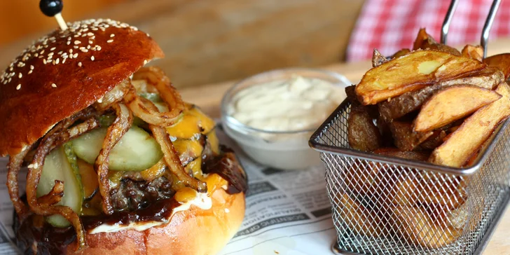 Burger s hovězím masem a hranolky: výběr ze 3 druhů, domácí bulka