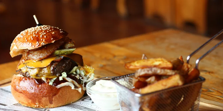 Burger s hovězím masem a hranolky: výběr ze 3 druhů, domácí bulka