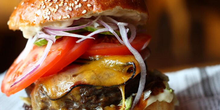 Burger s hovězím masem a hranolky: výběr ze 3 druhů, domácí bulka