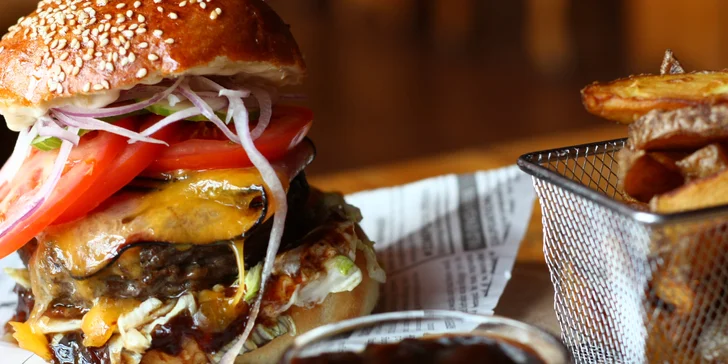 Burger s hovězím masem a hranolky: výběr ze 3 druhů, domácí bulka