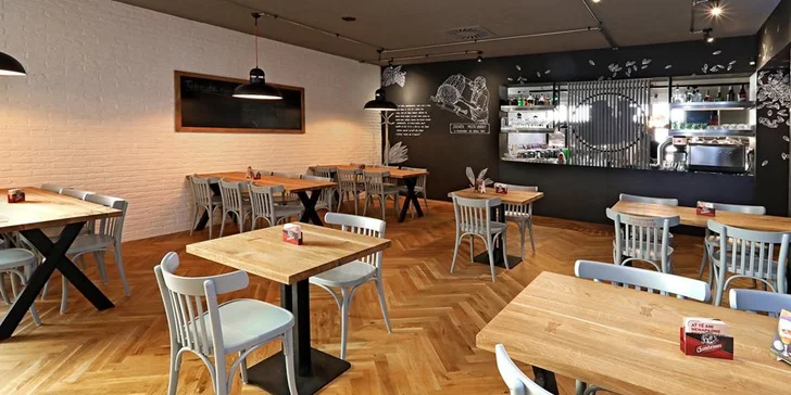 Tříchodová hostina: tatarák, nudle bami goreng i panna cotta