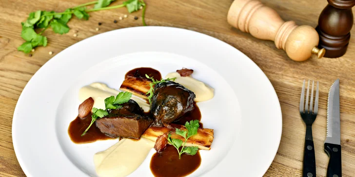 Tříchodová hostina: tatarák, nudle bami goreng i panna cotta
