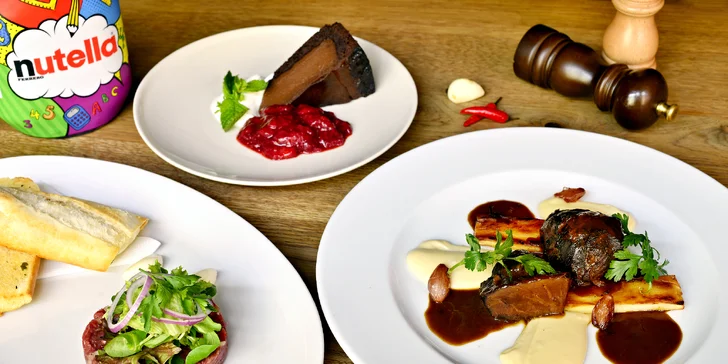Tříchodová hostina: tatarák, nudle bami goreng i panna cotta