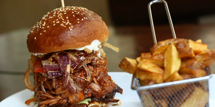 Burger podle výběru ze 3 druhů a domácí hranolky pro 1 i 2 osoby