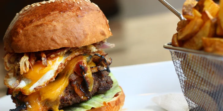 Burger podle výběru ze 3 druhů a domácí hranolky pro 1 i 2 osoby