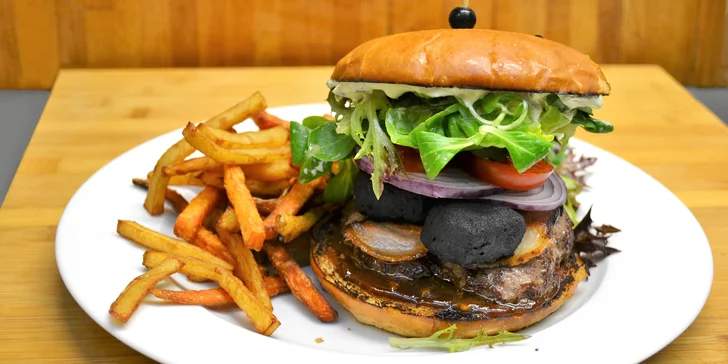 Skvělý burger dle výběru ze 2 druhů: hovězí maso s jalapeños či se sýrovými nugetami a hranolky