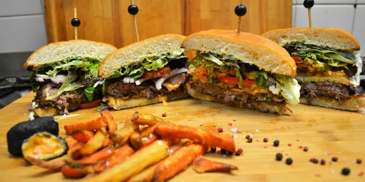 Skvělý burger dle výběru ze 2 druhů: hovězí maso s jalapeños či se sýrovými nugetami a hranolky