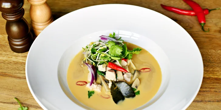 Tříchodová hostina: tatarák, nudle bami goreng i panna cotta
