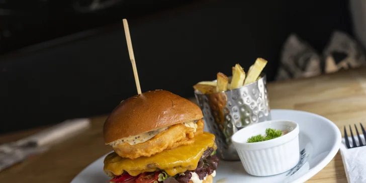 Jídlo od vítěze soutěže MasterChef: burger s hovězím chuck-roll a domácí hranolky