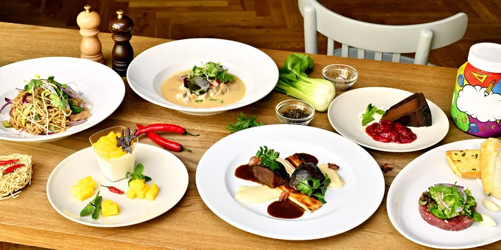 Tříchodová hostina: tatarák, nudle bami goreng i panna cotta