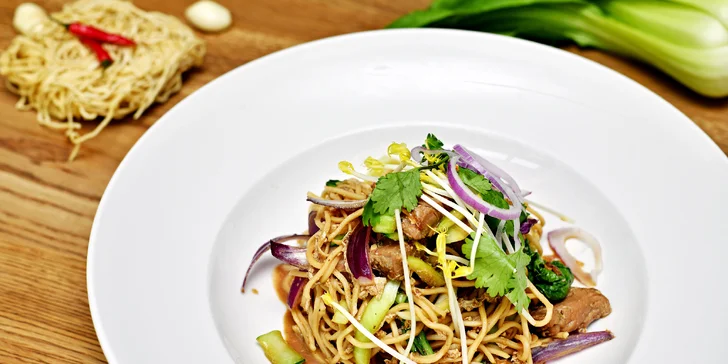 Tříchodová hostina: tatarák, nudle bami goreng i panna cotta