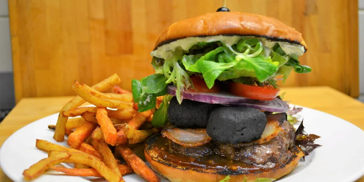 Skvělý burger dle výběru ze 2 druhů: hovězí maso s jalapeños či se sýrovými nugetami a hranolky