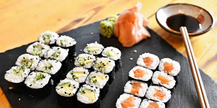 Sushi restaurace u Karlova náměstí: 24, 26, 27, 33 nebo 44 rolek, wakame i salát s tofu