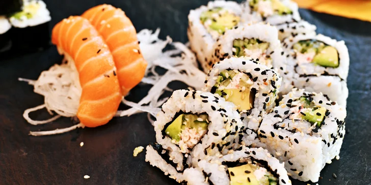 Sushi restaurace u Karlova náměstí: 24, 26, 27, 33 nebo 44 rolek, wakame i salát s tofu