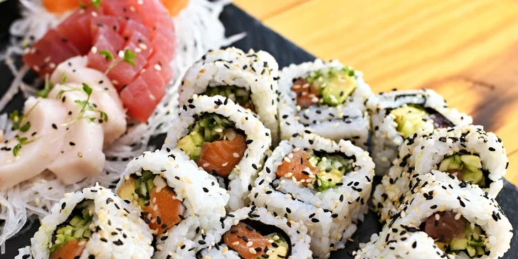 Sushi restaurace u Karlova náměstí: 24, 26, 27, 33 nebo 44 rolek, wakame i salát s tofu