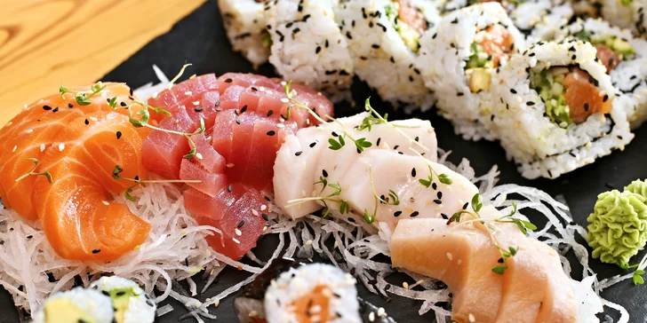 Sushi restaurace u Karlova náměstí: 24, 26, 27, 33 nebo 44 rolek, wakame i salát s tofu