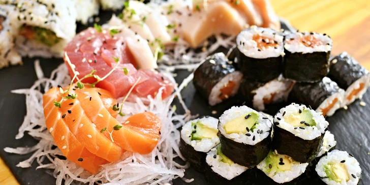 Sushi restaurace u Karlova náměstí: 24, 26, 27, 33 nebo 44 rolek, wakame i salát s tofu