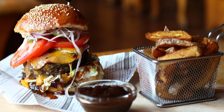 Burger s hovězím masem a hranolky: výběr ze 3 druhů, domácí bulka