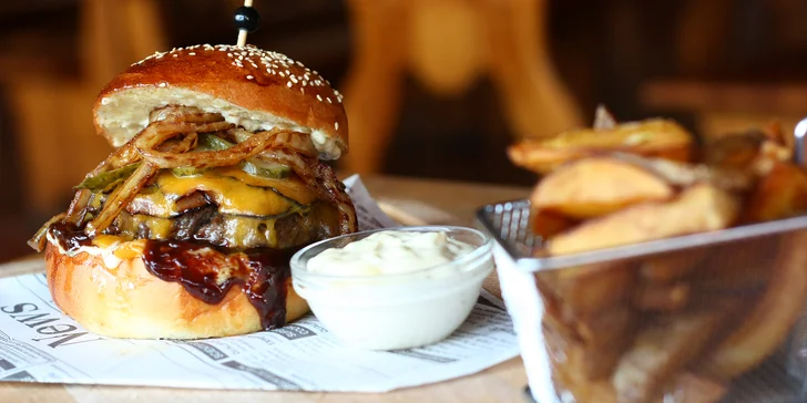 Burger s hovězím masem a hranolky: výběr ze 3 druhů, domácí bulka