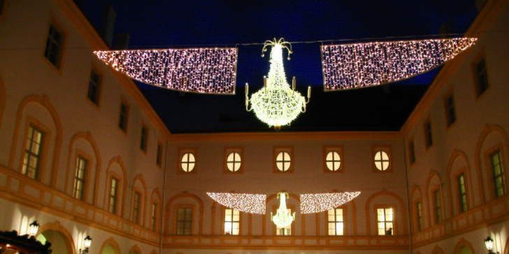 Jednodenní autobusový zájezd do vánočního zámku Schloss Hof a čokoládovny Hauswirth