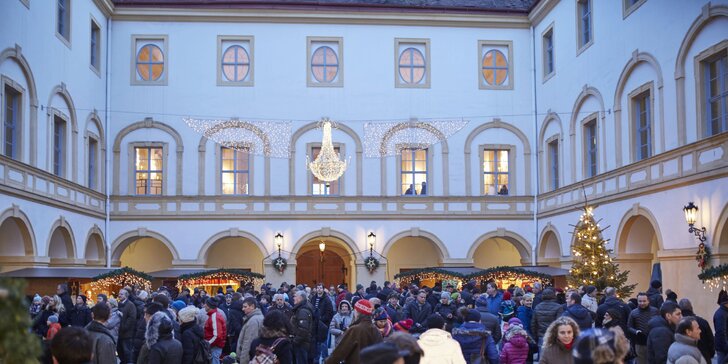 Jednodenní autobusový zájezd do vánočního zámku Schloss Hof a čokoládovny Hauswirth