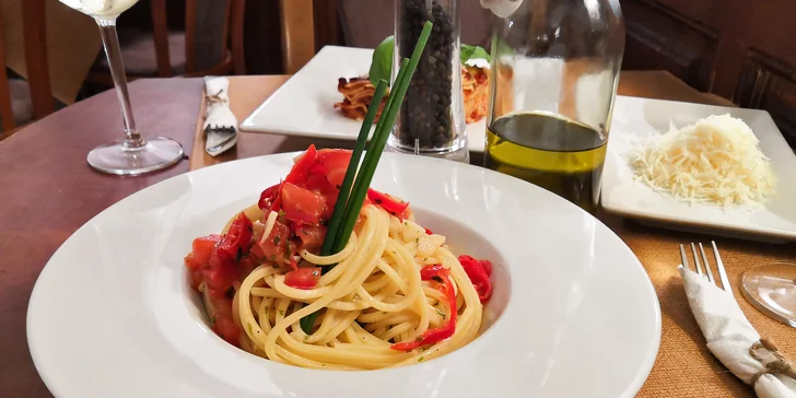 Výběr z italské pasty: lasagne, rigattoni či spaghetti pro 2 osoby i se skleničkou vína