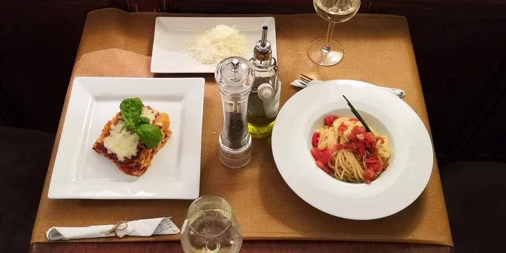 Výběr z italské pasty: lasagne, rigattoni či spaghetti pro 2 osoby i se skleničkou vína