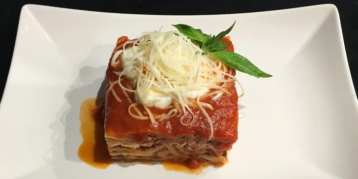 Výběr z italské pasty: lasagne, rigattoni či spaghetti pro 2 osoby i se skleničkou vína
