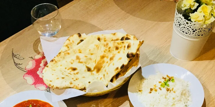 Indické menu pro 2: předkrm, hlavní jídlo s rýží a chlebem naan