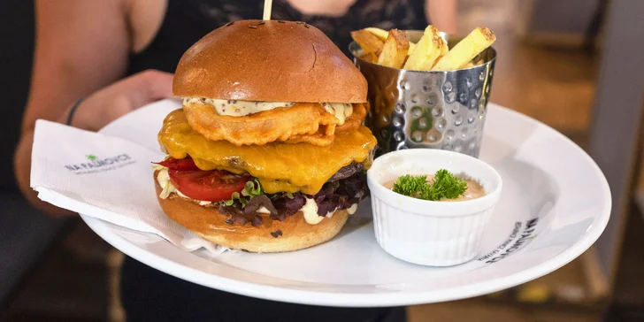 Jídlo od vítěze soutěže MasterChef: burger s hovězím chuck-roll a domácí hranolky