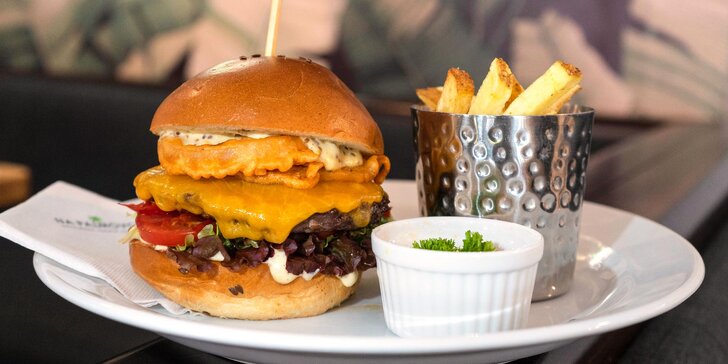 Jídlo od vítěze soutěže MasterChef: burger s hovězím chuck-roll a domácí hranolky