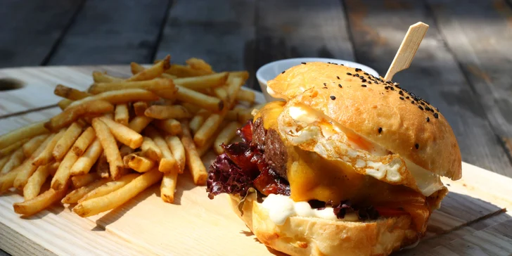 Mexiko nebo beef burger a limonáda k němu pro 1–2 osoby